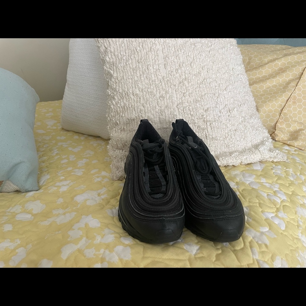 Black nike airmaxs